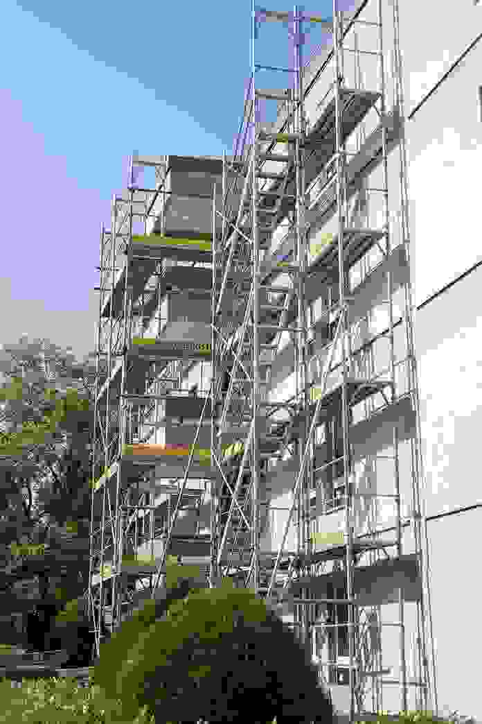 Fassadenrenovation und Isolierung an einem Häuserblock