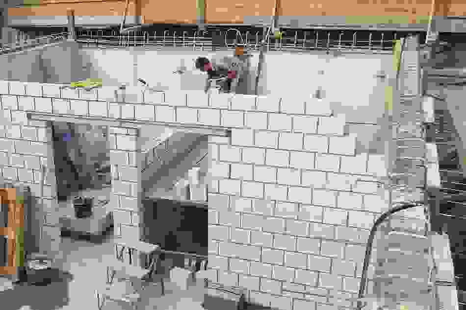 Neubau eines Einfamilienhauses: Aussenmauern in Beton, Innenmauern mit Zementsteinen