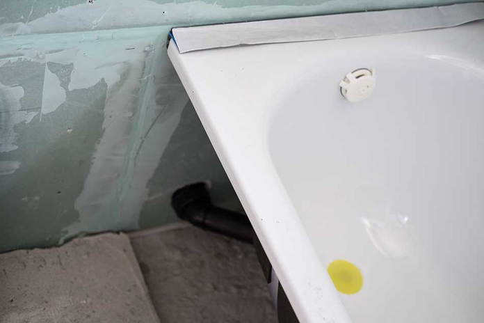 Neu installierte Badewanne eines sanierten Badezimmers