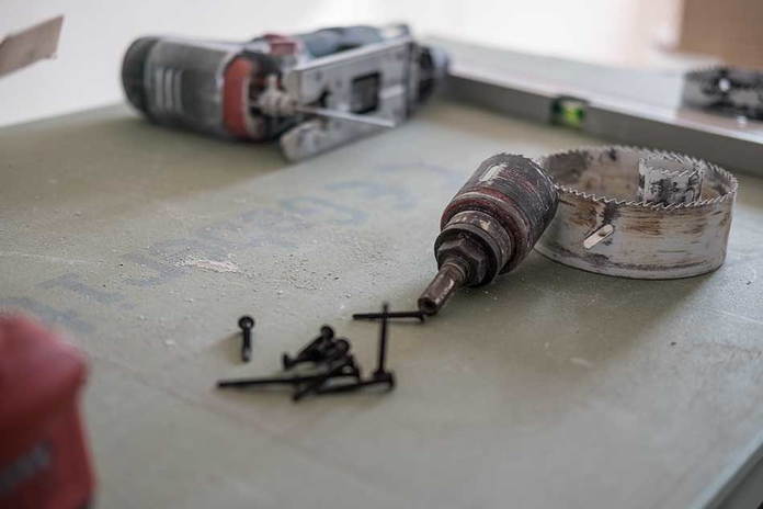 Auf Montage beim Kunden: Werkzeug und Leichtbauplatte