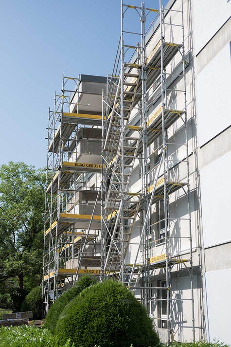 Fassadenrenovation und Isolierung an einem Häuserblock