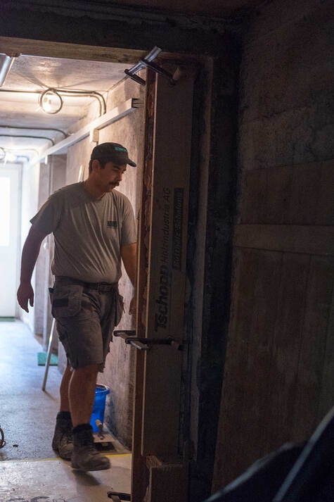 Maurer bei Umbau- und Renovationsarbeiten