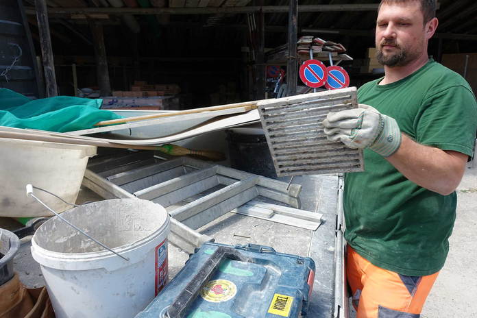 Beladen unseres Transporters mit Werkzeug und Baumaterial