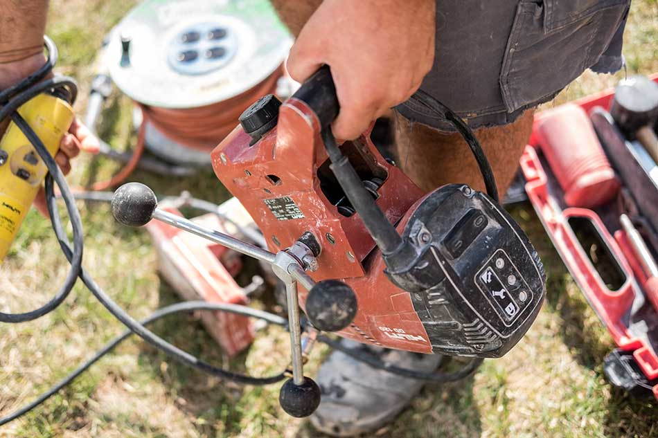 Fachmann mit Equipment für Kernbohrungen