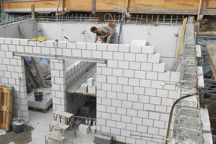 Neubau eines Einfamilienhauses: Aussenmauern in Beton, Innenmauern mit Zementsteinen